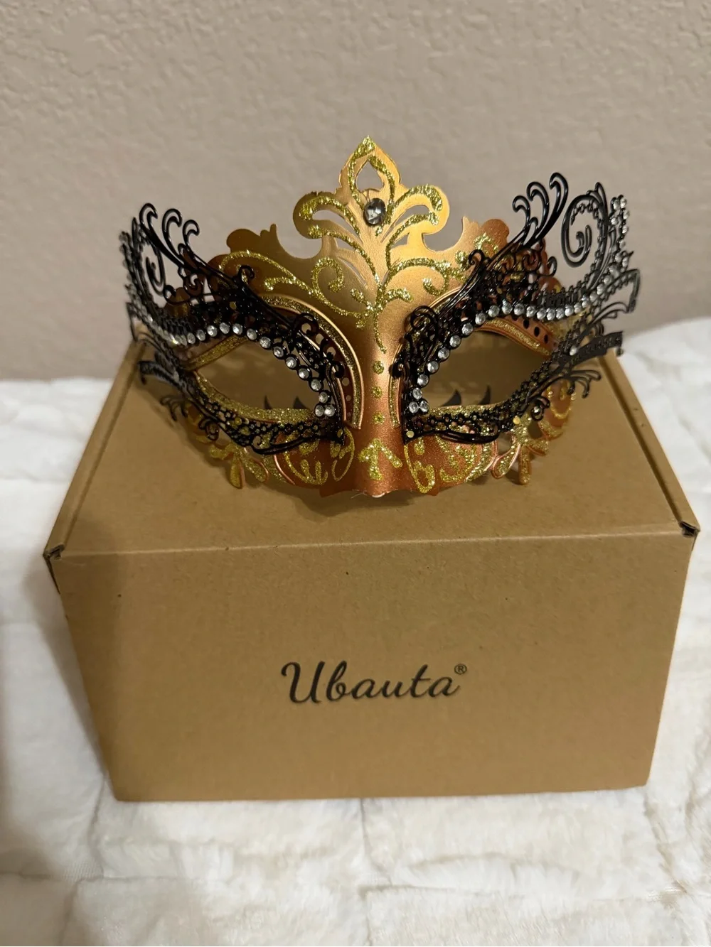 Ubau­ta Gold and Black Venetian Masquerade Mask for Women